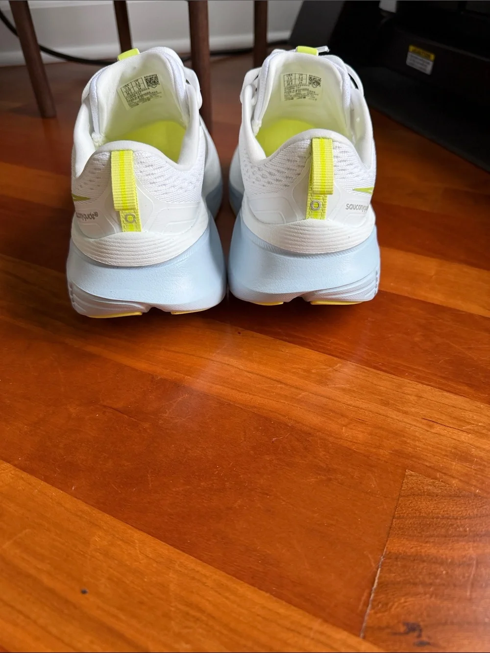 Saucony Women's White & Neon Yellow Guide 18 sz 7.5
